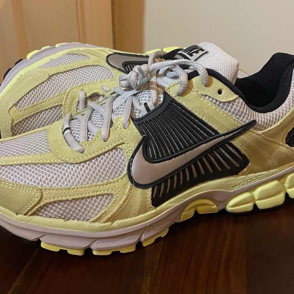 Nike Mens Vomero 5 Barely Volt Shoes Sz 10 New Sneaker HF1553-700
